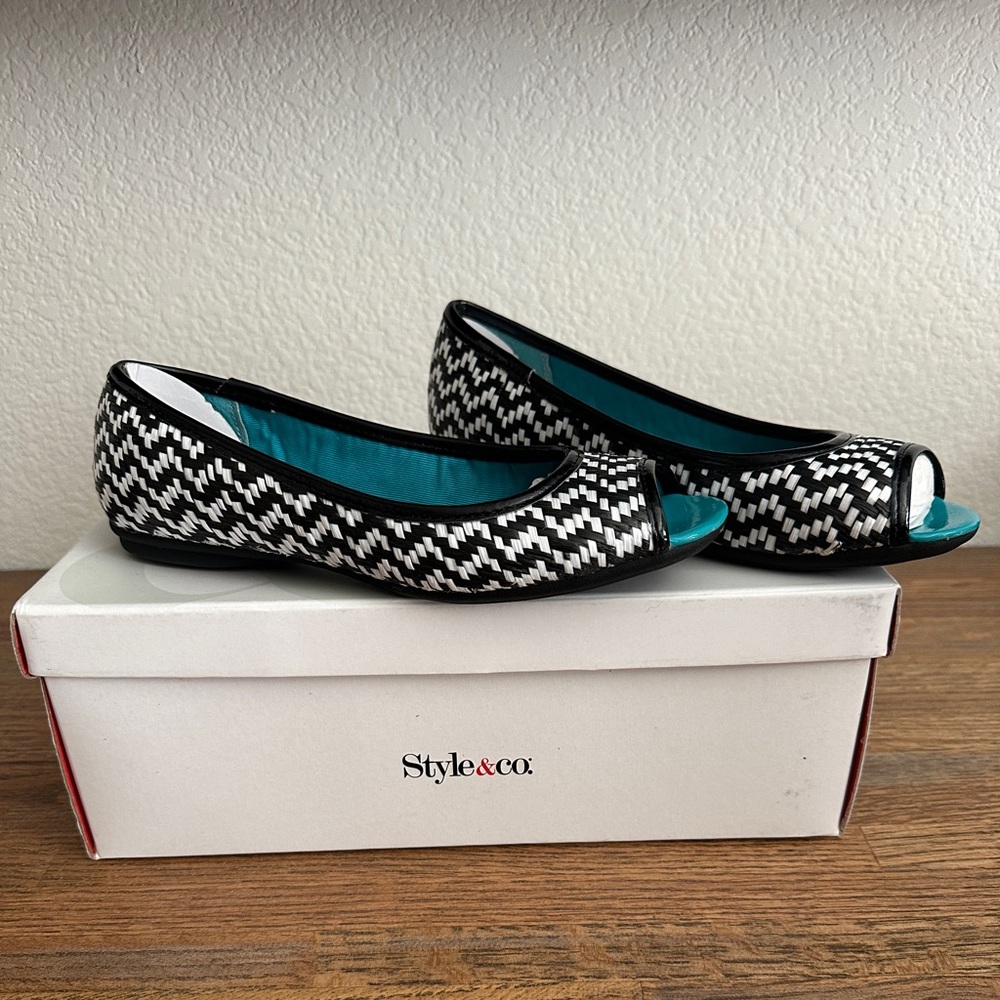 STYLE&CO Madelynn Black & White Zig-Zag Open-Toe Flats - Size 5